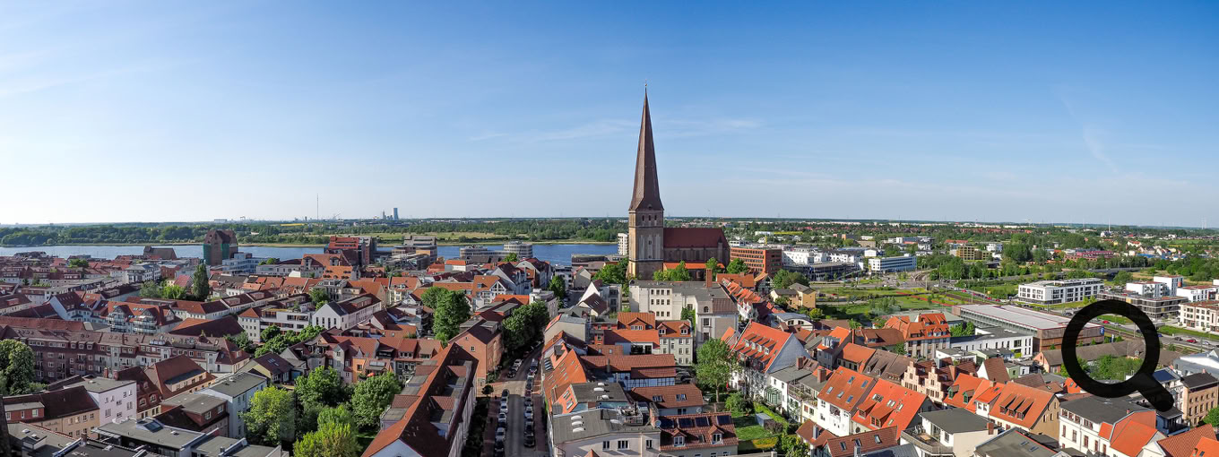 Die Aussicht von der Rostocker Nikolaikirche lockt Besucher aus Nah und Fern an.