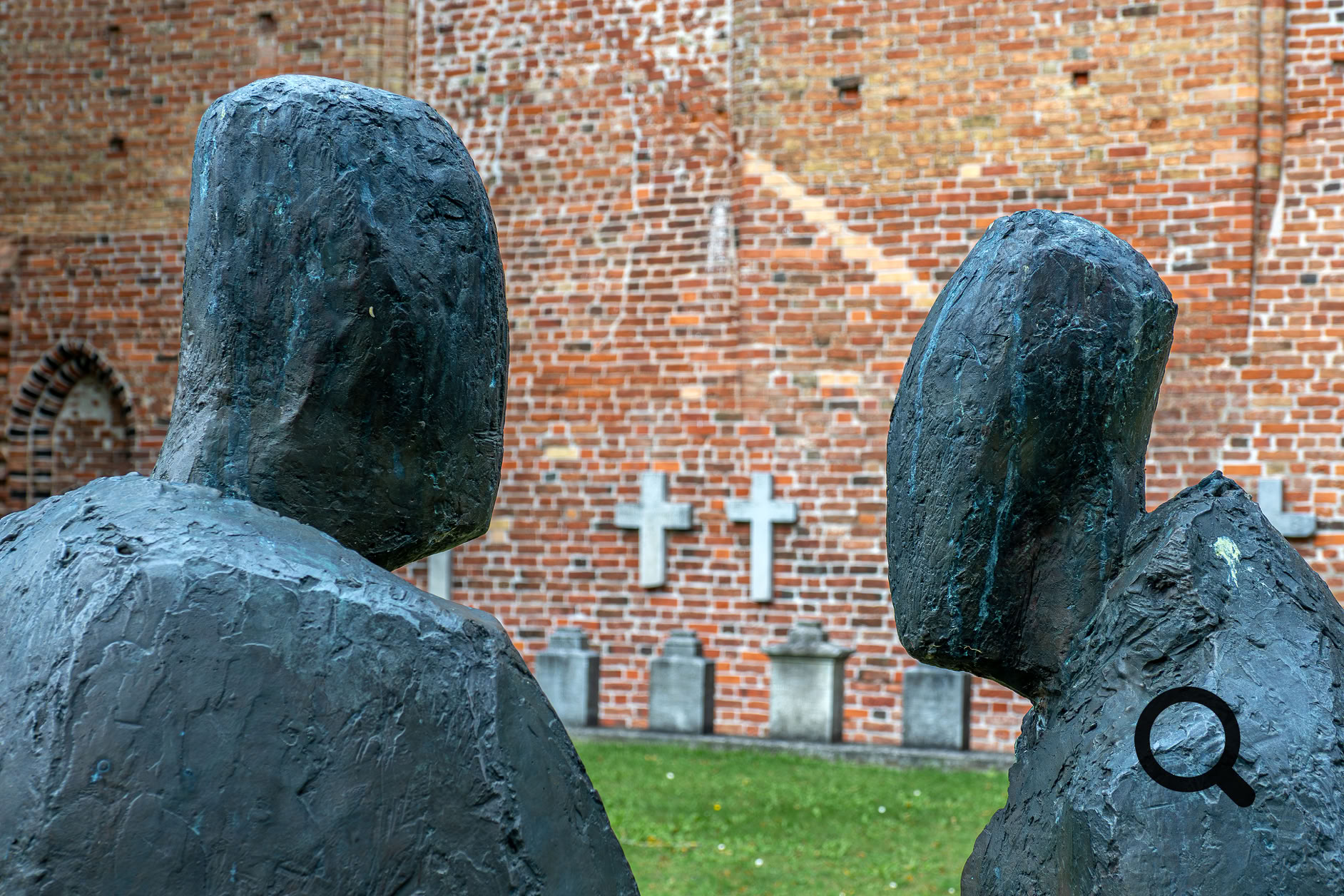 Skulptur Frauengruppe im Gespräch im Klosterinnenhof.