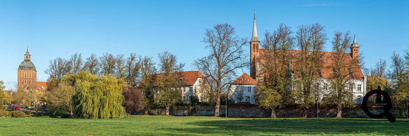 Das Klarissenkloster (re.) in Ribnitz.