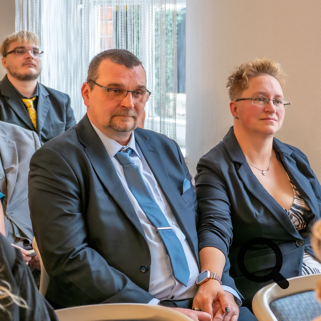 Standesamt Ribnitz-Damgarten Wenn Eltern und Geschwister der Hochzeit beiwohnen, ist das ein bewegendes Zeichen von Familie und Verbundenheit.