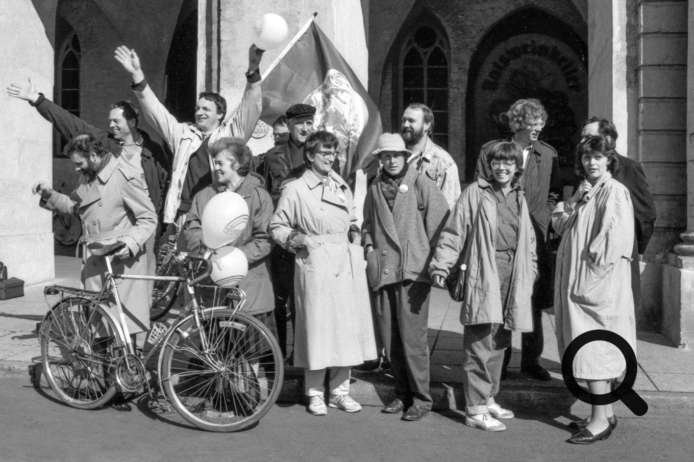 Vertreter des Neuen Forums im Frühjahr 1990 vor dem Rostocker Rathaus.