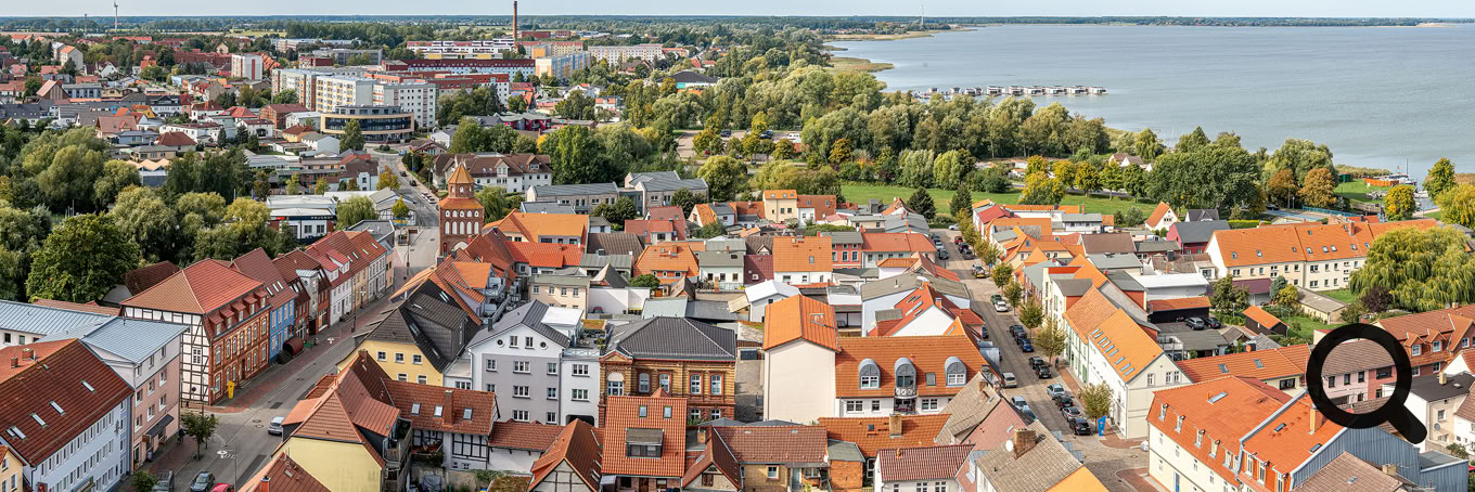 Ribnitz-Damgarten vom Turm der Marienkirche fotografiert. Der Turm ist 49 Meter hoch.