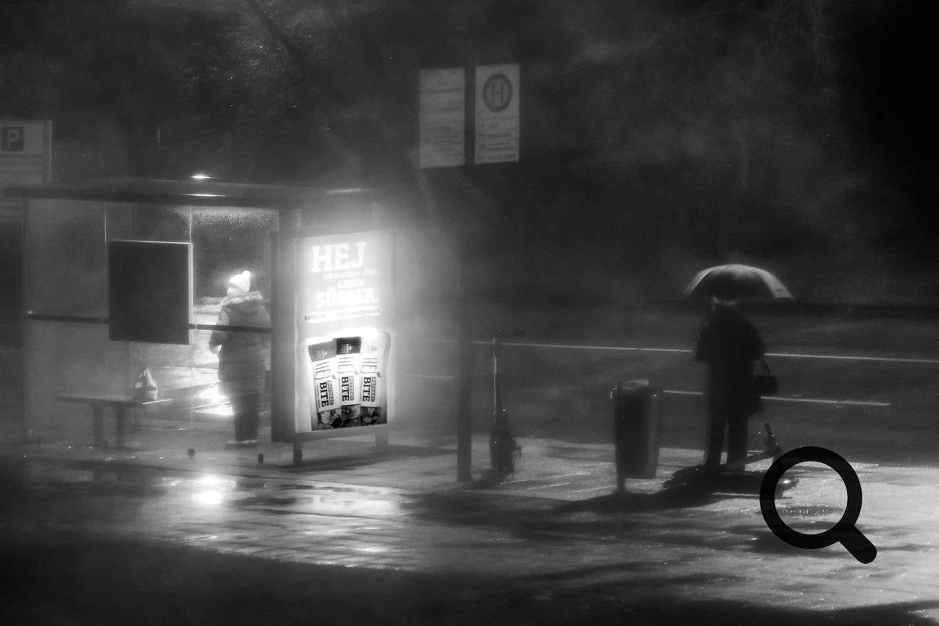 Sturmtief Nadia In der Corona-Krise mit Schirm und Maske durch das Sturmtief Nadia im Januar 2022 in Rostock.