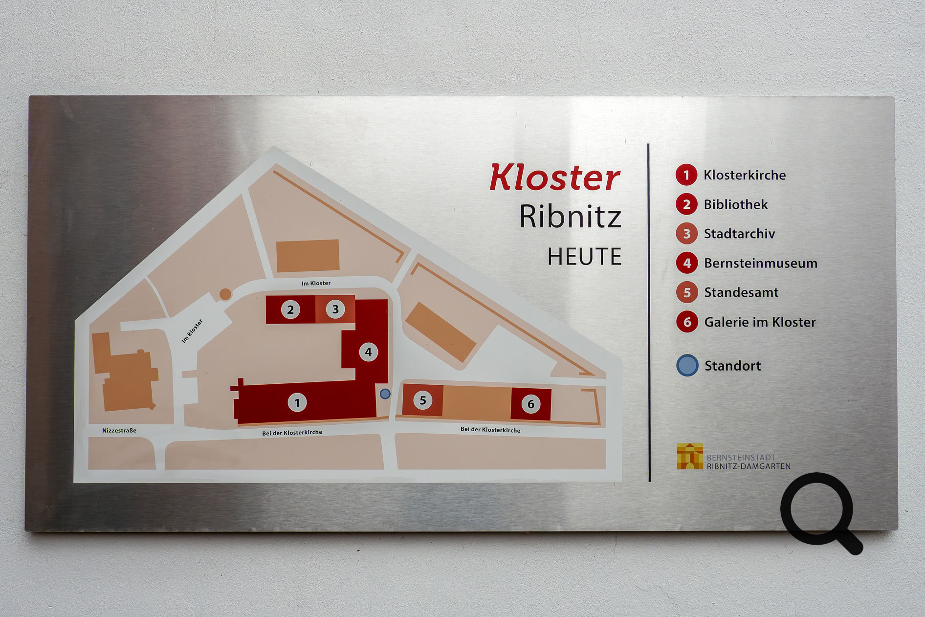 Tafel vor dem Eingang in das Museum