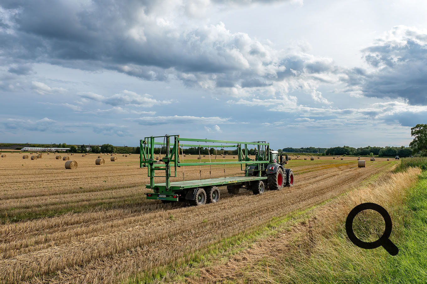 Landwirte bei der Strohernte in Ribnitz-Damgarten