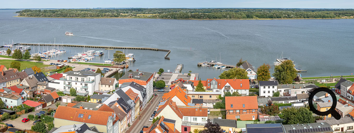 Ribnitz-Damgarten vom Turm der Marienkirche fotografiert. Der Turm ist 49 Meter hoch.
