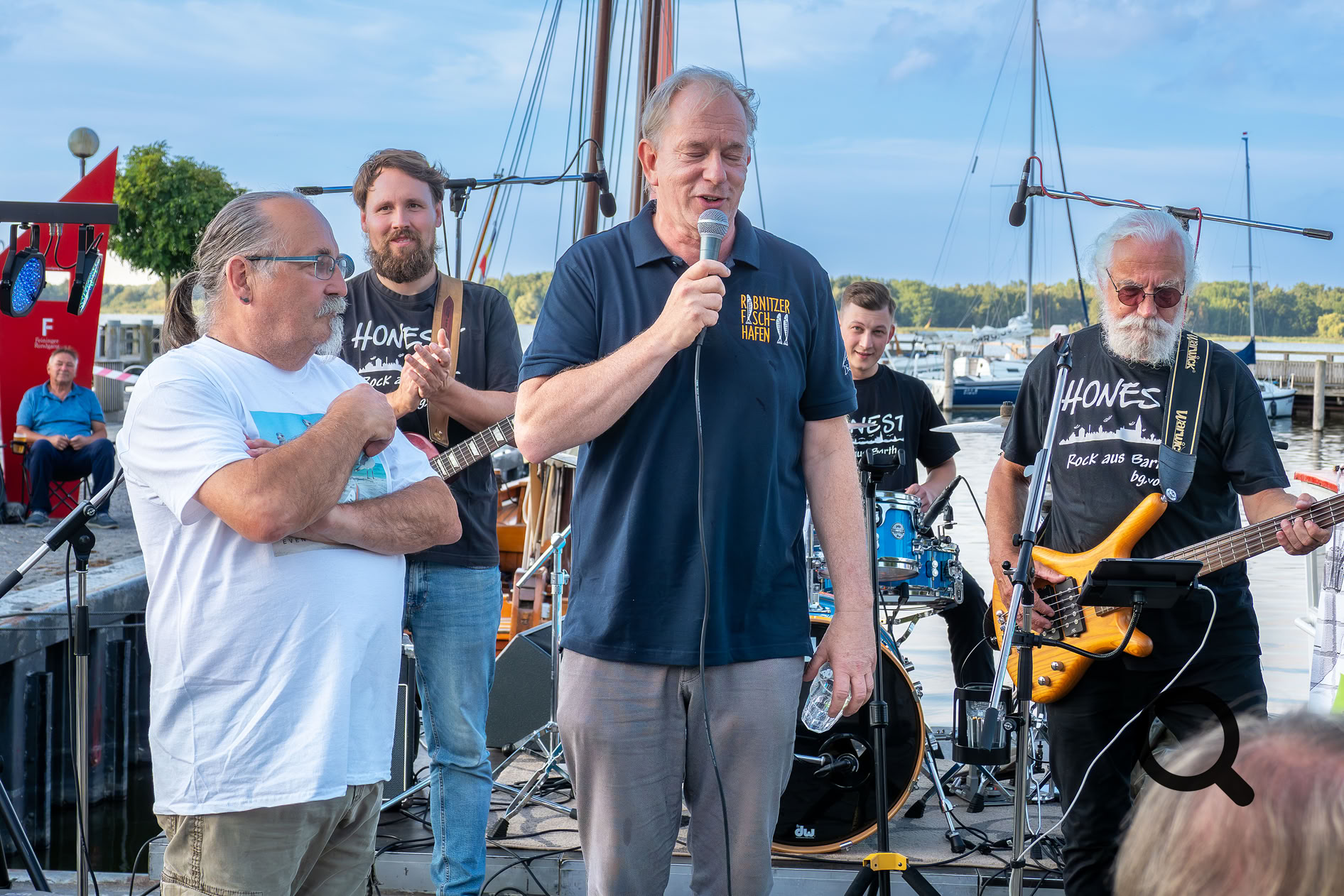 Die Konzertmanager Andreas Dietzel und Jan Becker begrüßen die Rockband Honest und die Gäste im Fischhafen Ribnitz.