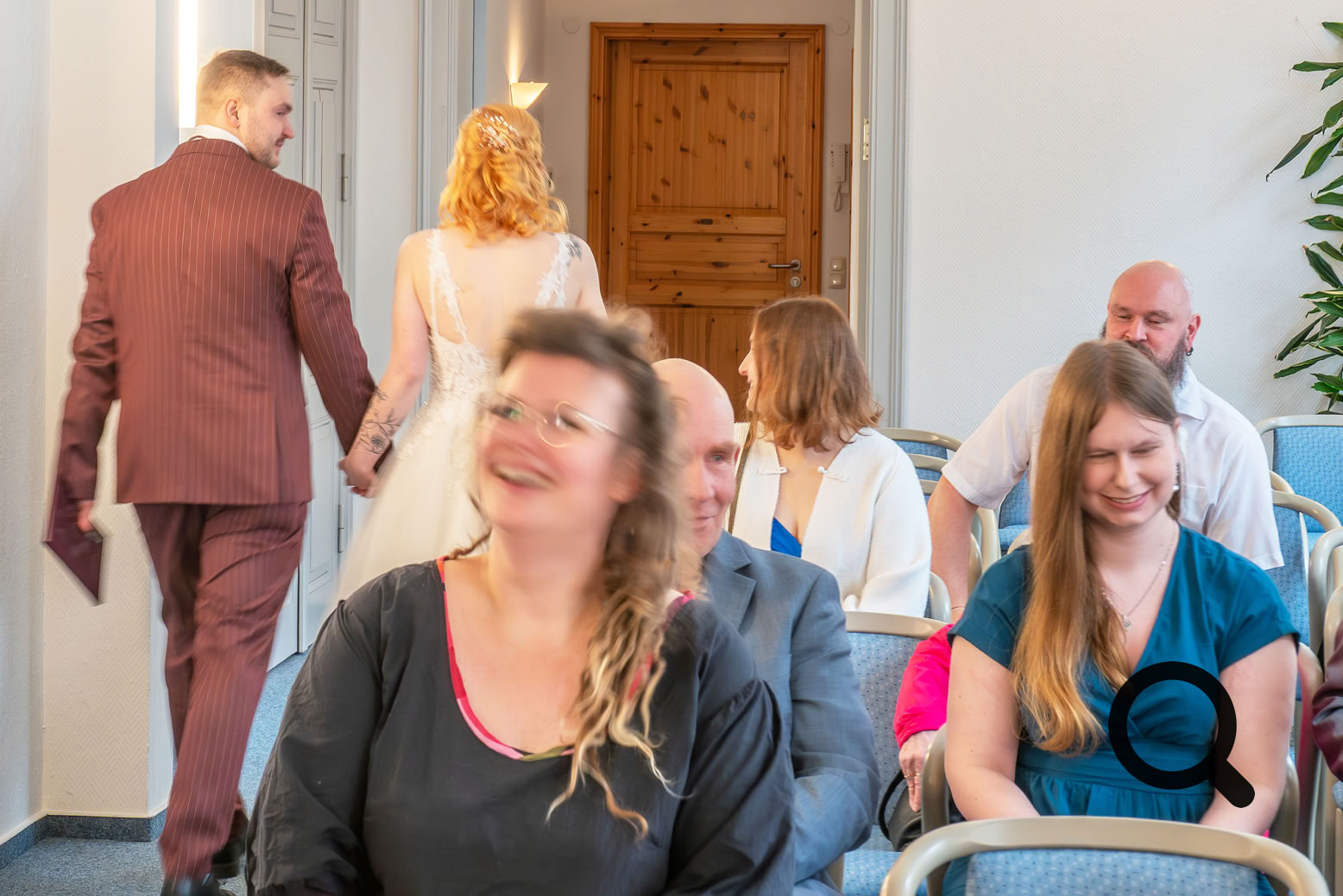 Standesamt Ribnitz-Damgarten Das Brautpaar verlässt das Trauzimmer – Hand in Hand.