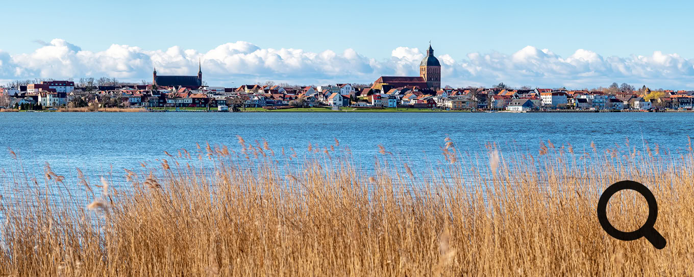 Ribnitz-Damgarten - Kleinstadt zwischen Ostsee und Bodden. Fotografiert vom Damgartener Ufer aus in Richtung Stadtzentrum Ribnitz.